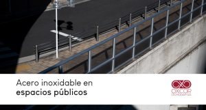 Acero inoxidable en espacios públicos